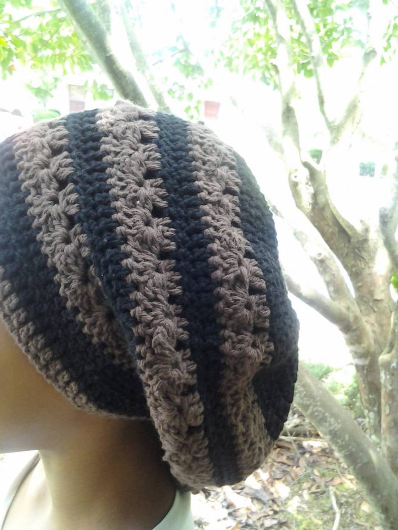 Friede Auf Erden. Dies Ist Die Slouchy Version Von Salaam in Braun Und Schwarz. 100% Baumwolle Friede Auf Erden. Dies Ist Die Slouchy Version Von Salaam in Braun Und Schwarz. 100% Baumwolle von UmmNasheed