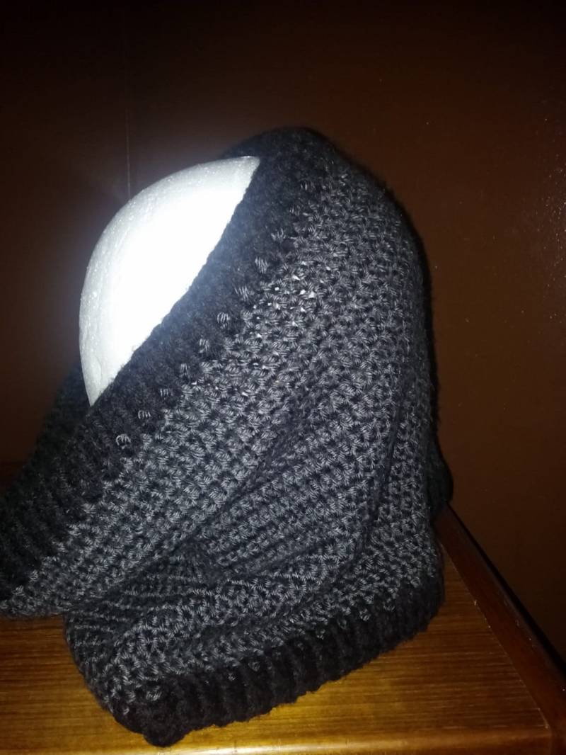 Herr Grau. Obwohl Auch Mädels Grau Mögen, Habe Ich Diesen Schal Für Jungs Gemacht. 100% Polyacryl. Anthrazit Mit Schwarzem Bündchen von UmmNasheed