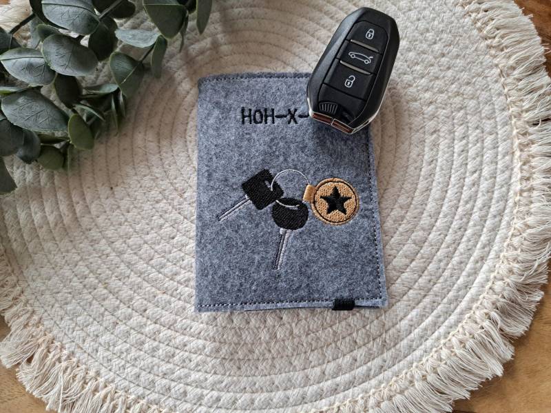 Personalisierte Fahrzeugschein Hülle Kfz Mit Wunschkennzeichen - Autozubehör Namen, Perfekte Geschenkidee Für Autofans von UnVergleichlichesDE