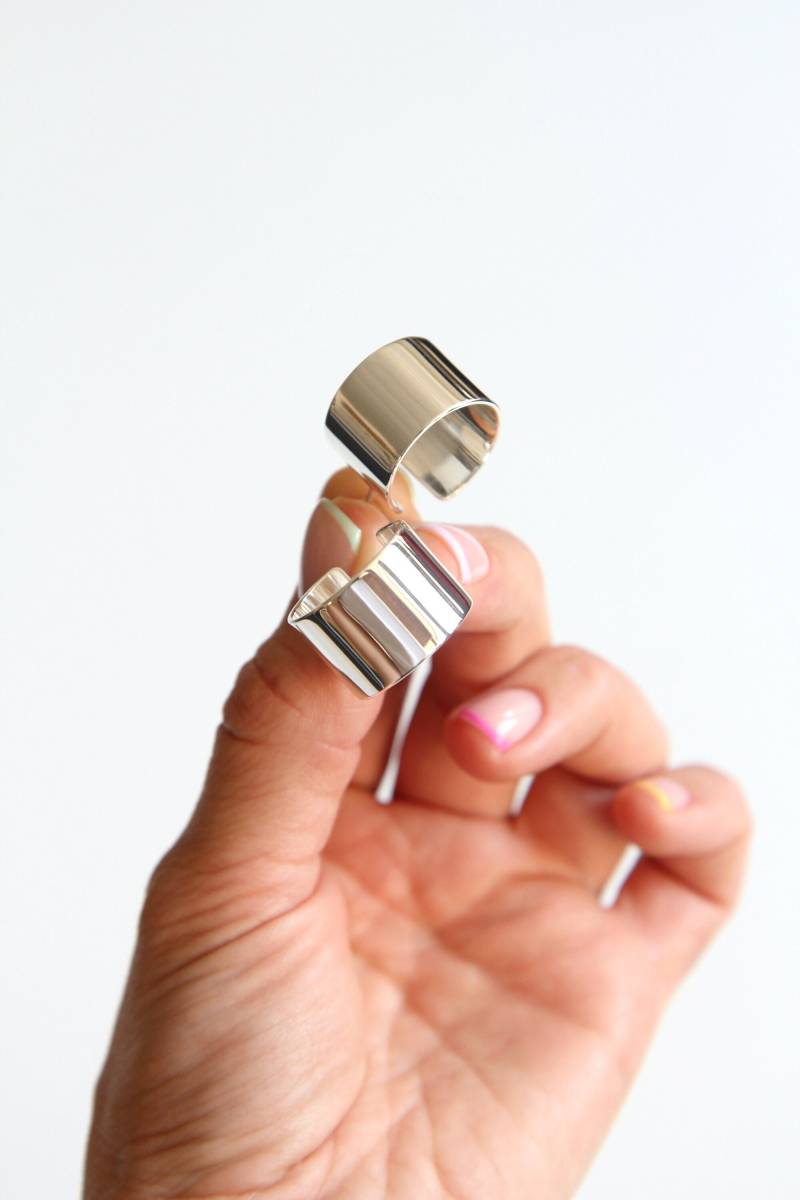 Handgefertigte Breite Sterling Silber Creolen Moderner Schmuck von UnaMikudaJewelry