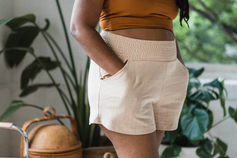 Piedra Shorts - Bio-Baumwoll-Shorts Mittlere Länge Mit Taschen von UnaPlumaShop