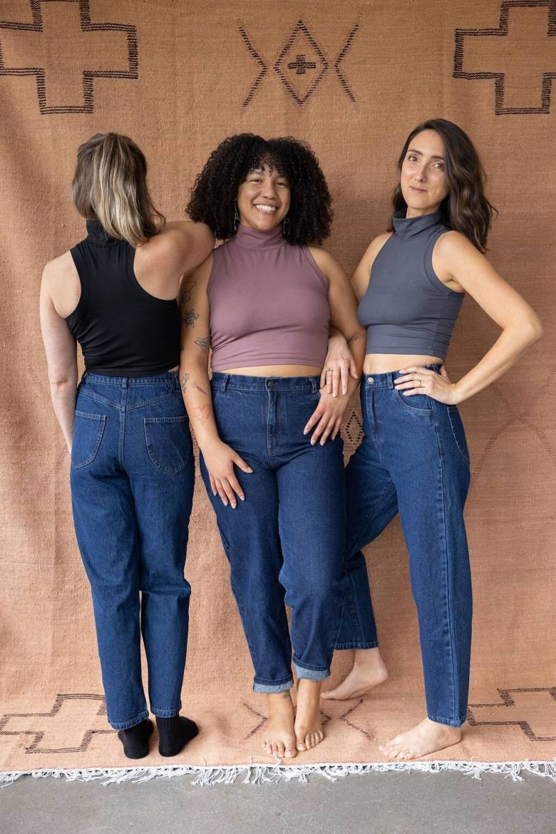 Sundara Top - Bio-Baumwolle Racerback Crop Ärmelloser Rollkragenpullover von UnaPlumaShop