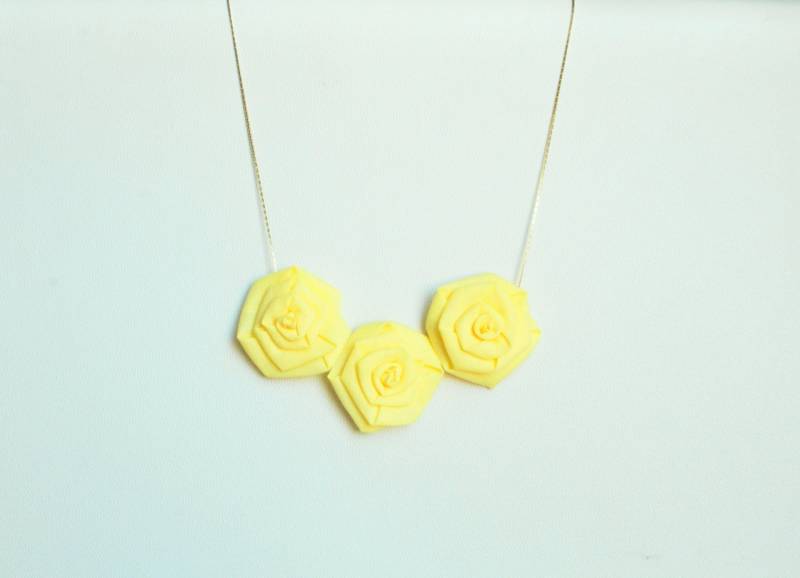 Ballenkette, Gelbe Halskette, Leinenkettengewebe, Fiberschmuck, Halskette Handgefertigt, Blumen-Rosen-Halskette, Stoffschmuck, Stoff-Halskette von UnaViolaSulBalcone
