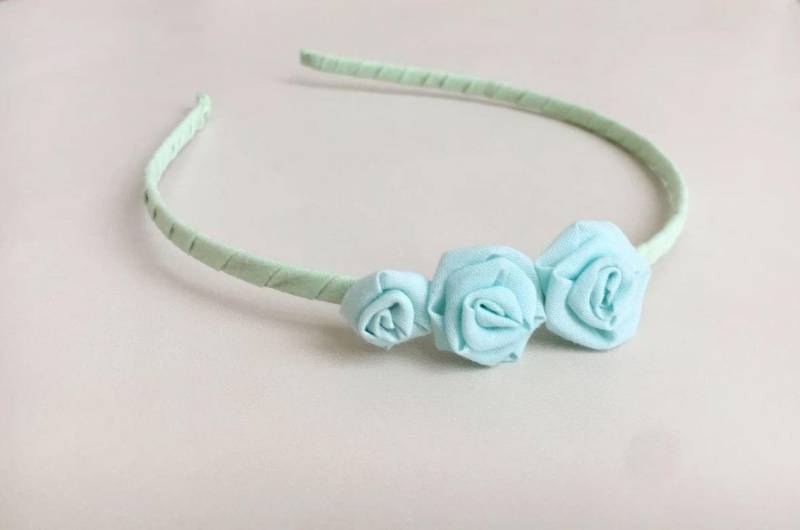 Blumen-Haarband/Light Blue Rosetten Haarband Handarbeit Baby Mädchen Haar Accessoires/Zeremonie von UnaViolaSulBalcone