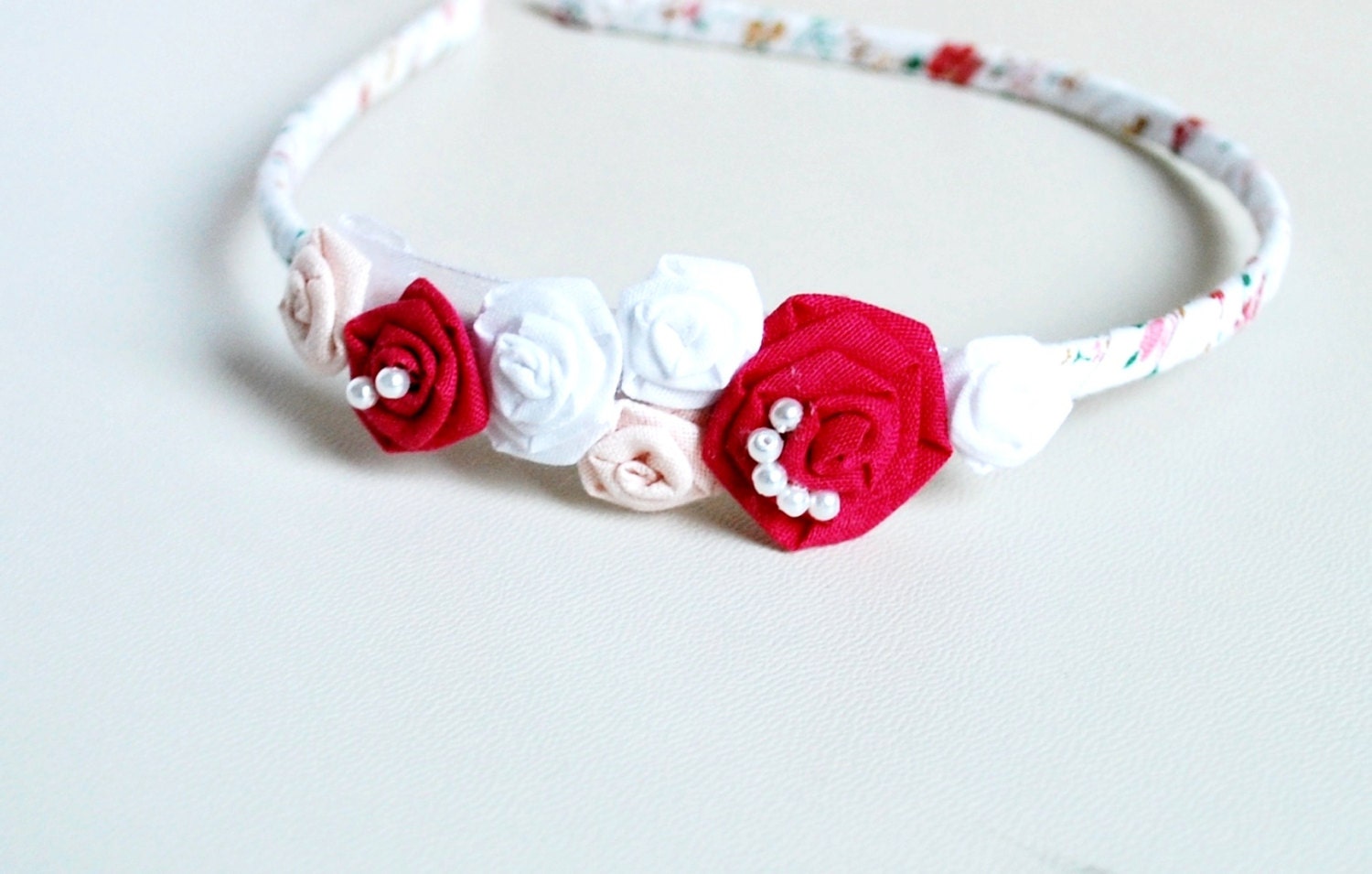 Blumen Haarband/Rosette Handgemachte Archetto Mädchen Haar Accessoires/Zeremonie von UnaViolaSulBalcone