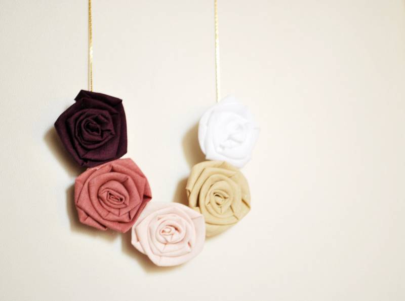 Blumen Halskette, Stoff Halskette Für Frau, Blumen Stoff, Frau Accessoires, Halskette Handgemacht, Rosen Stoff Juwelen von UnaViolaSulBalcone