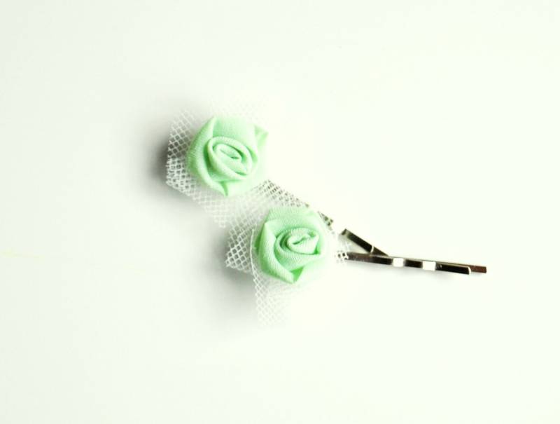 Bobby Pin Blumen, Rosen, Haarnadel Pins Baby Mädchen, Grüne Blumen Mädchen Haar, Handgemachte von UnaViolaSulBalcone