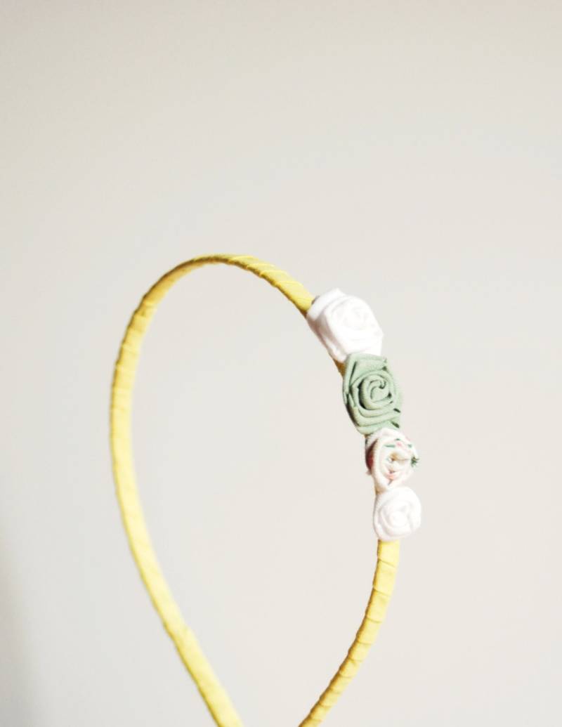 Gelbe Blumenstirnband/Rosette Haarband Handarbeit Baby Mädchen Haar Accessoires/Zeremonie von UnaViolaSulBalcone