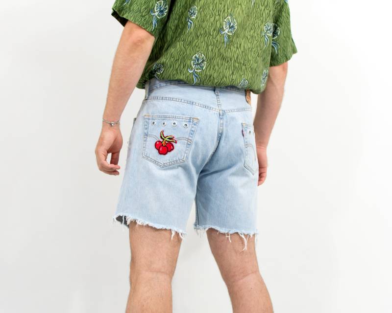 Vintage Levis 501 Cut Off Jeans Shorts | Hellblauer Kirschen Aufnäher, W36 von UncleEdVintage