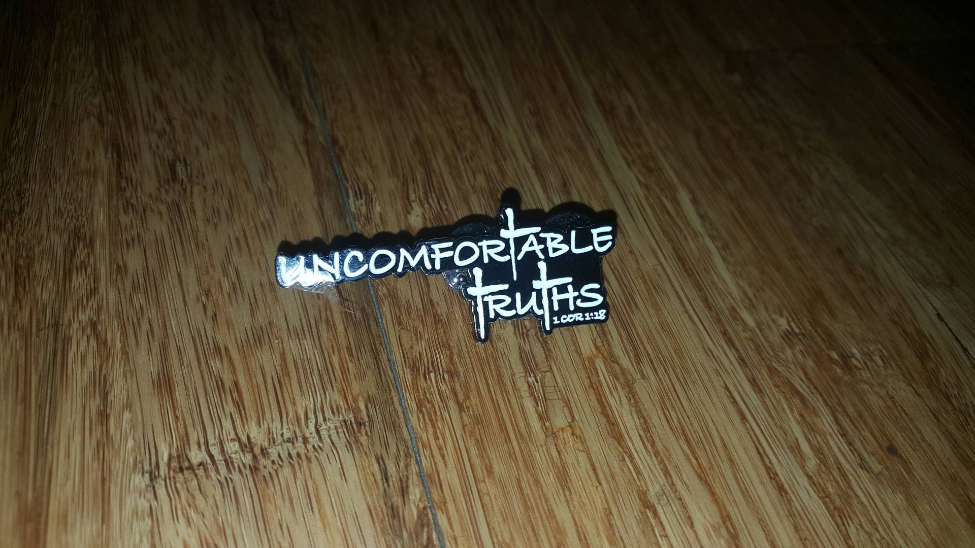 Unbequeme Wahrheiten Hutnadel Unbequeme Wahrheiten Hutnadel von UncomfortableTruths