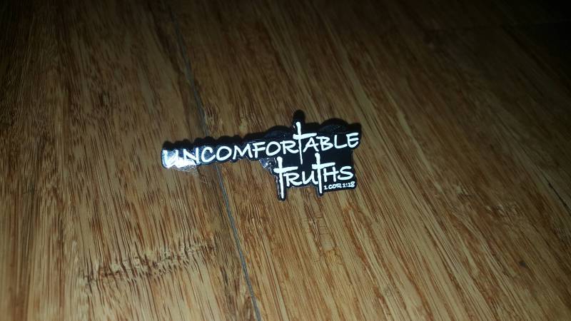 Unbequeme Wahrheiten Hutnadel von UncomfortableTruths