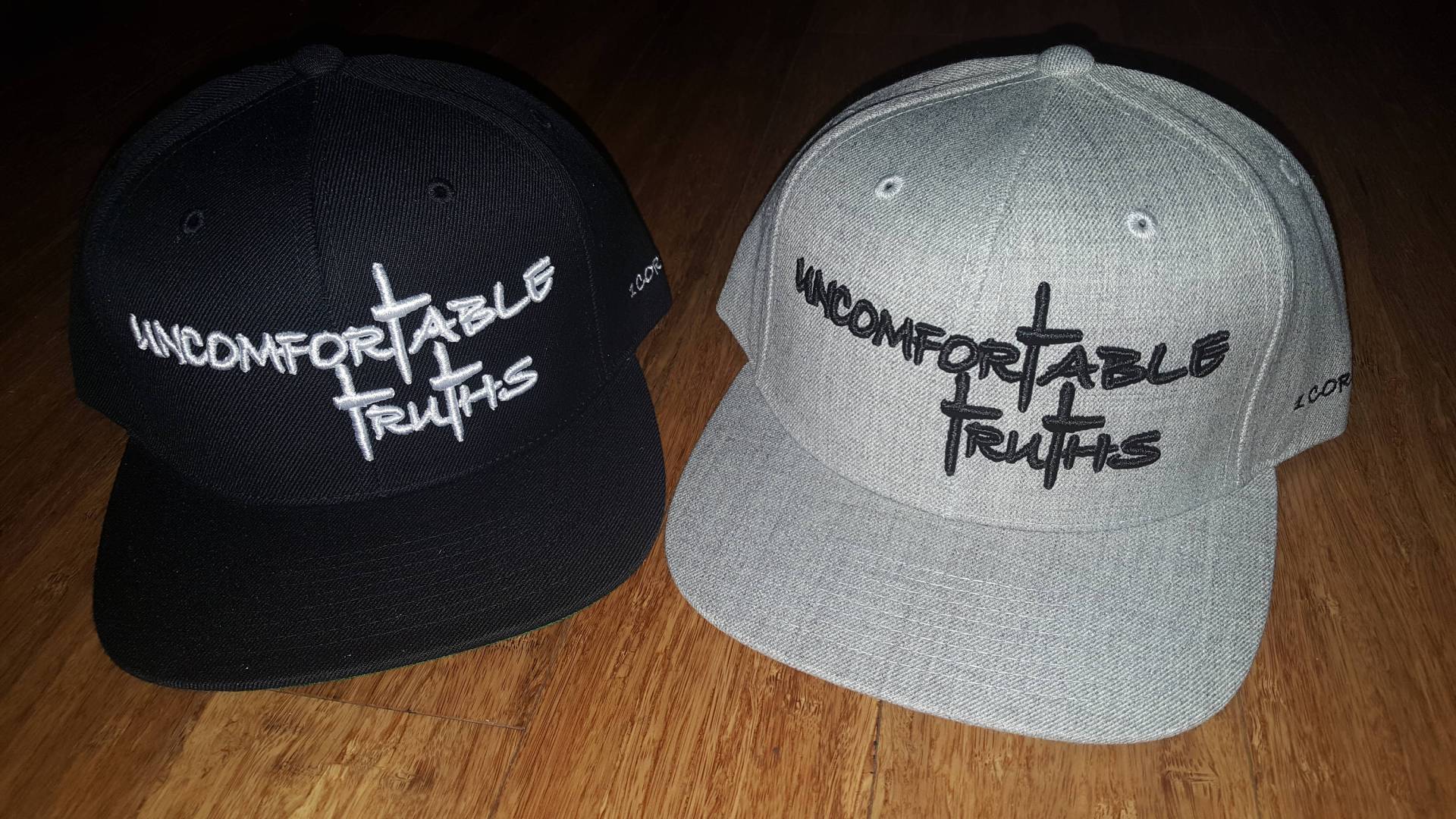 Unbequeme Wahrheiten Snapback Mütze Unbequeme Wahrheiten Snapback Mütze von UncomfortableTruths