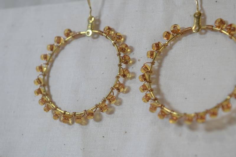 Messing Creolen Golden Orange Perlen Mid Century Style/Tropfenohrringe Modernes Weihnachtsgeschenk Boho Ästhetik von UncommonSpiritCo