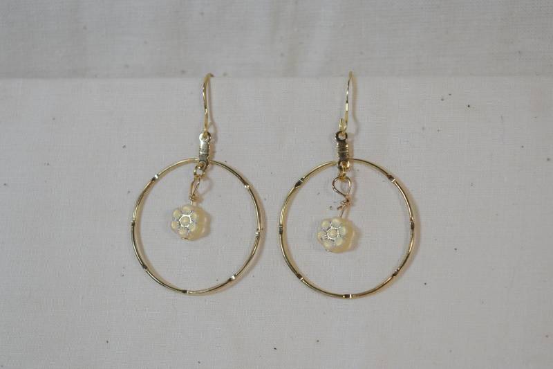 Messing Hoop Ohrringe Perle Glas Blume Mid Century Style/Tropfenohrringe Modern Weihnachtsgeschenk Boho Ästhetic Outer Banks Stil Strand von UncommonSpiritCo