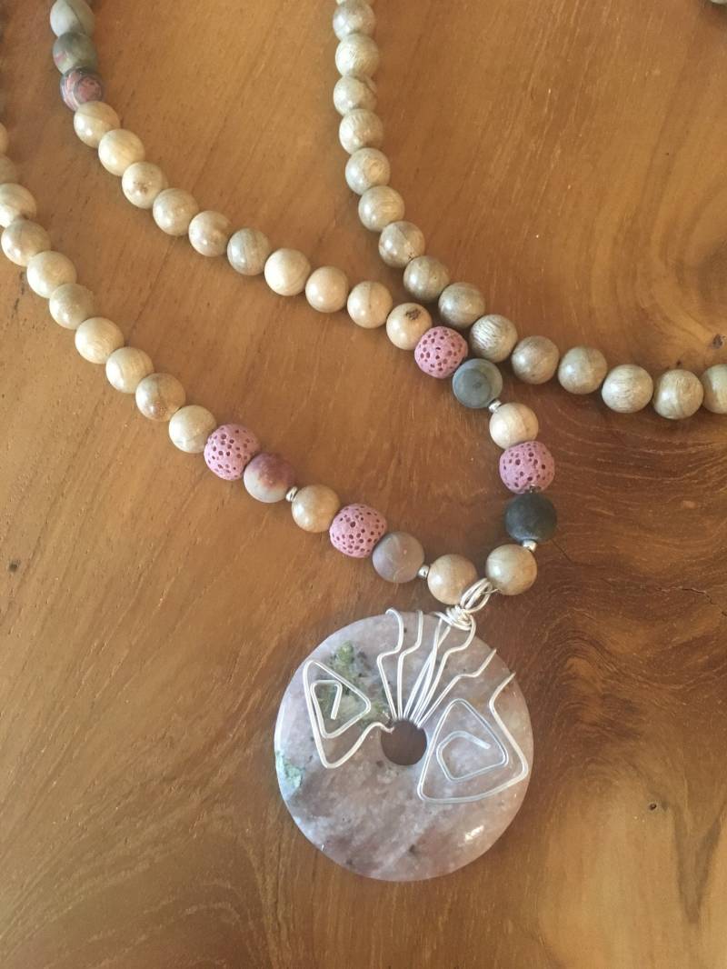 Rosa Und Grau Mala Rosa Und Grau Mala von UnconditionallyYoga