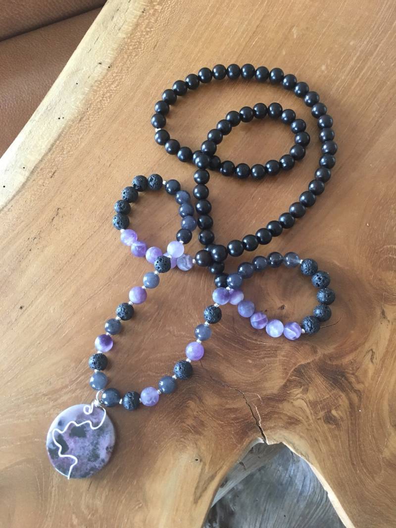 Schwarz Und Amethyst Mala von UnconditionallyYoga