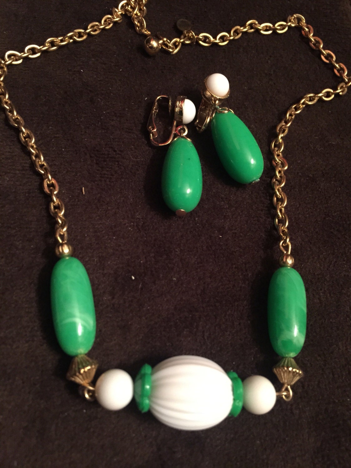 Avon Lady Vintage Grüne Und Weiße Lucite Perlenkette Ohrclips Avon Lady Vintage Grüne Und Weiße Lucite Perlenkette Ohrclips von UnconquerableGoods