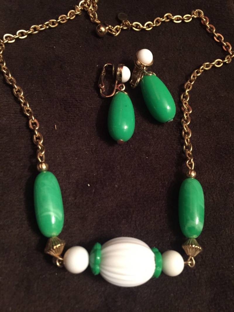 Avon Lady Vintage Grüne Und Weiße Lucite Perlenkette Ohrclips Avon Lady Vintage Grüne Und Weiße Lucite Perlenkette Ohrclips von UnconquerableGoods