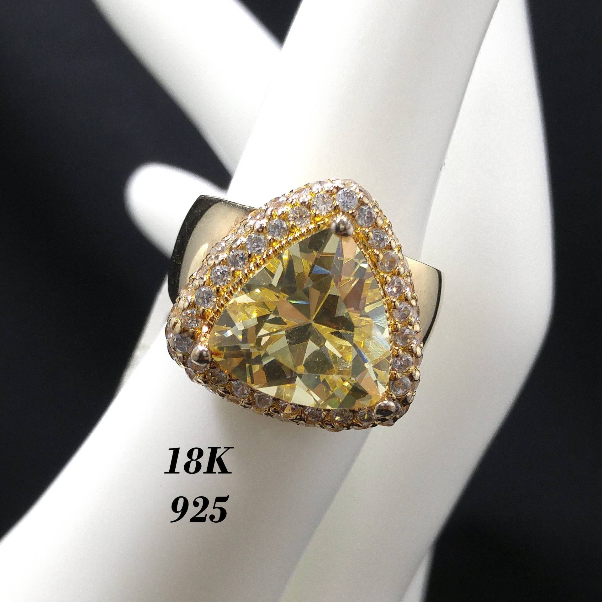 Bella Luce Gelb Cz Ring, Faux Diamanten, 18K Gold Über Sterling, Vintage Schmuck von UncoveringVintage