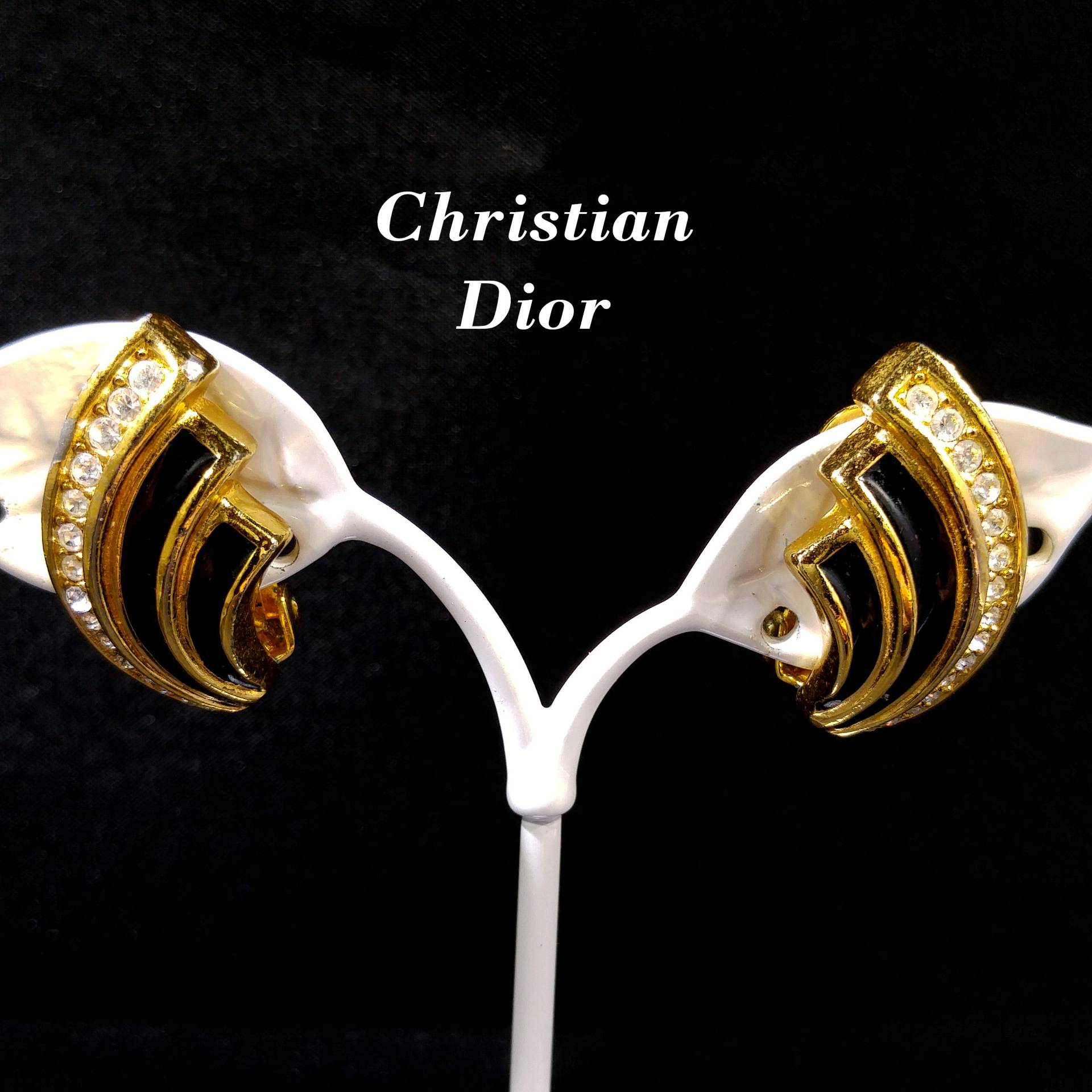 Christian Dior Schwarze Emaille Ohrringe, Vergoldet, Pave Strass, 1980Er Jahre Vintage Schmuck von UncoveringVintage