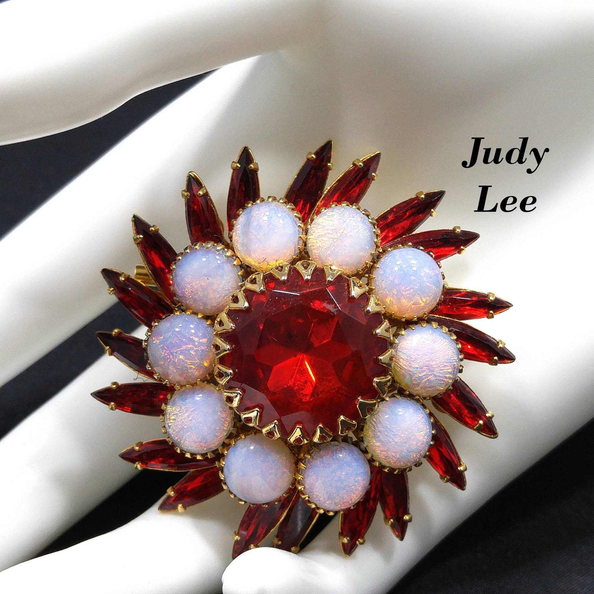 Judy Lee Faux Fire Opal Rote Brosche, Vergoldet, 1960Er Jahre Vintage Schmuck von UncoveringVintage