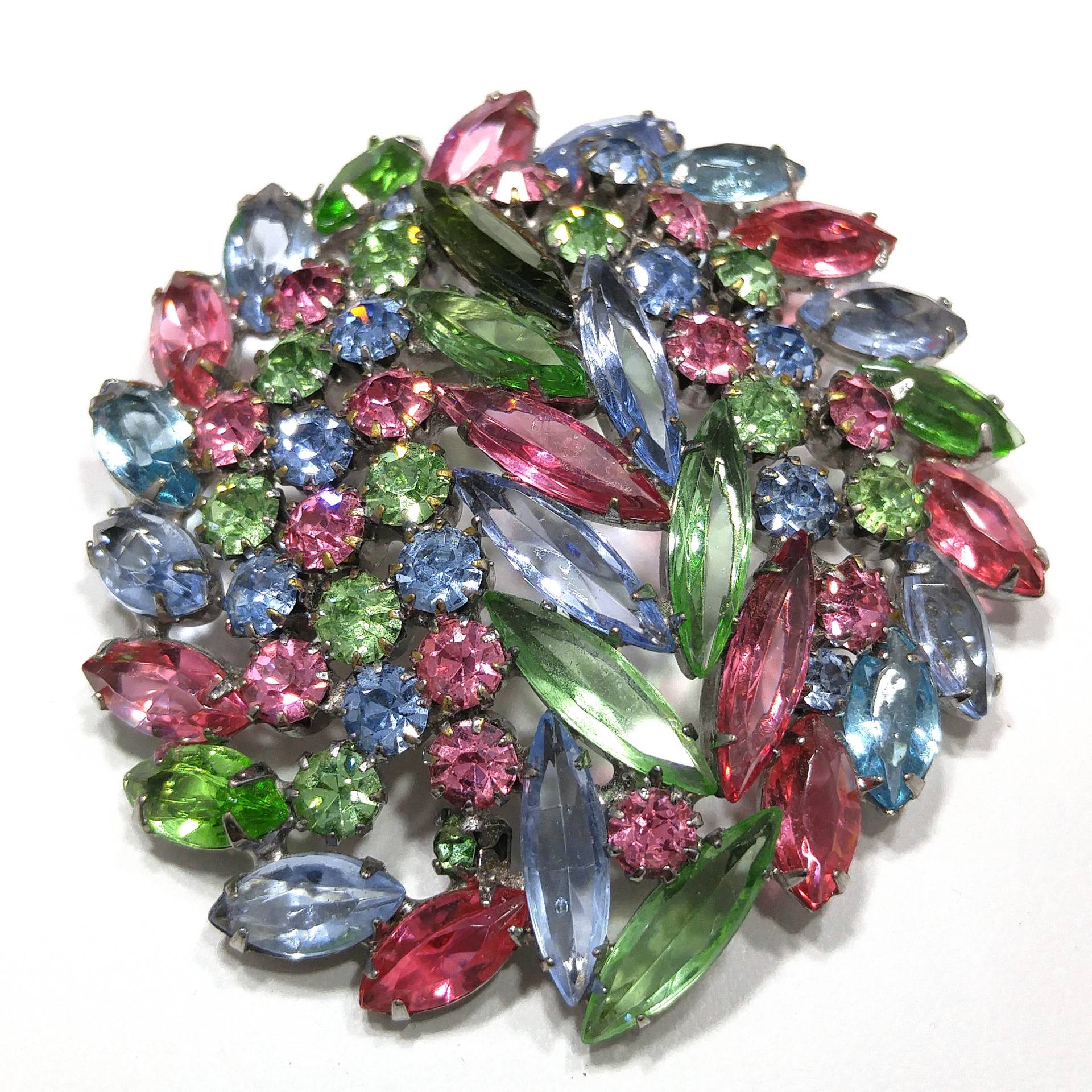 Pastell Strass Florale Brosche, Rhodiniert, Offene Rückensteine, 1960Er Jahre Vintage Schmuck von UncoveringVintage