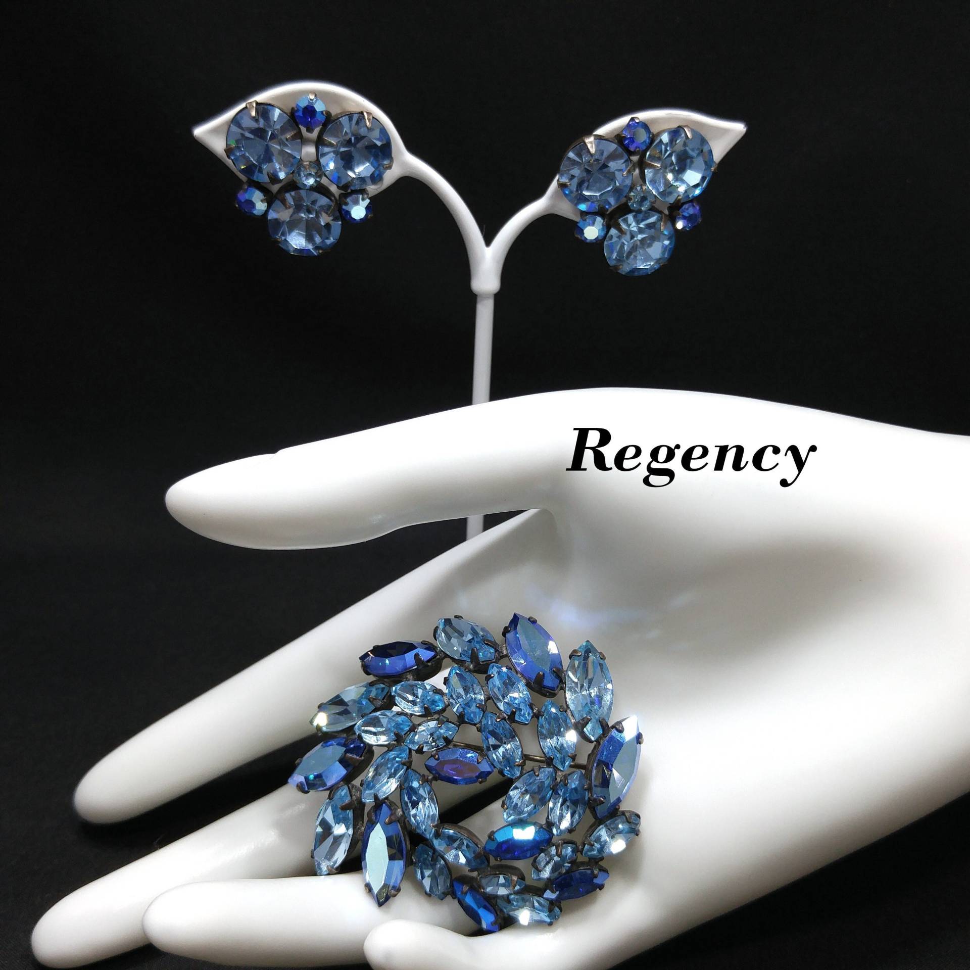 Regency Blue Strass Brosche Ohrringe Set, 1950Er Jahre Vintage Schmuck von UncoveringVintage