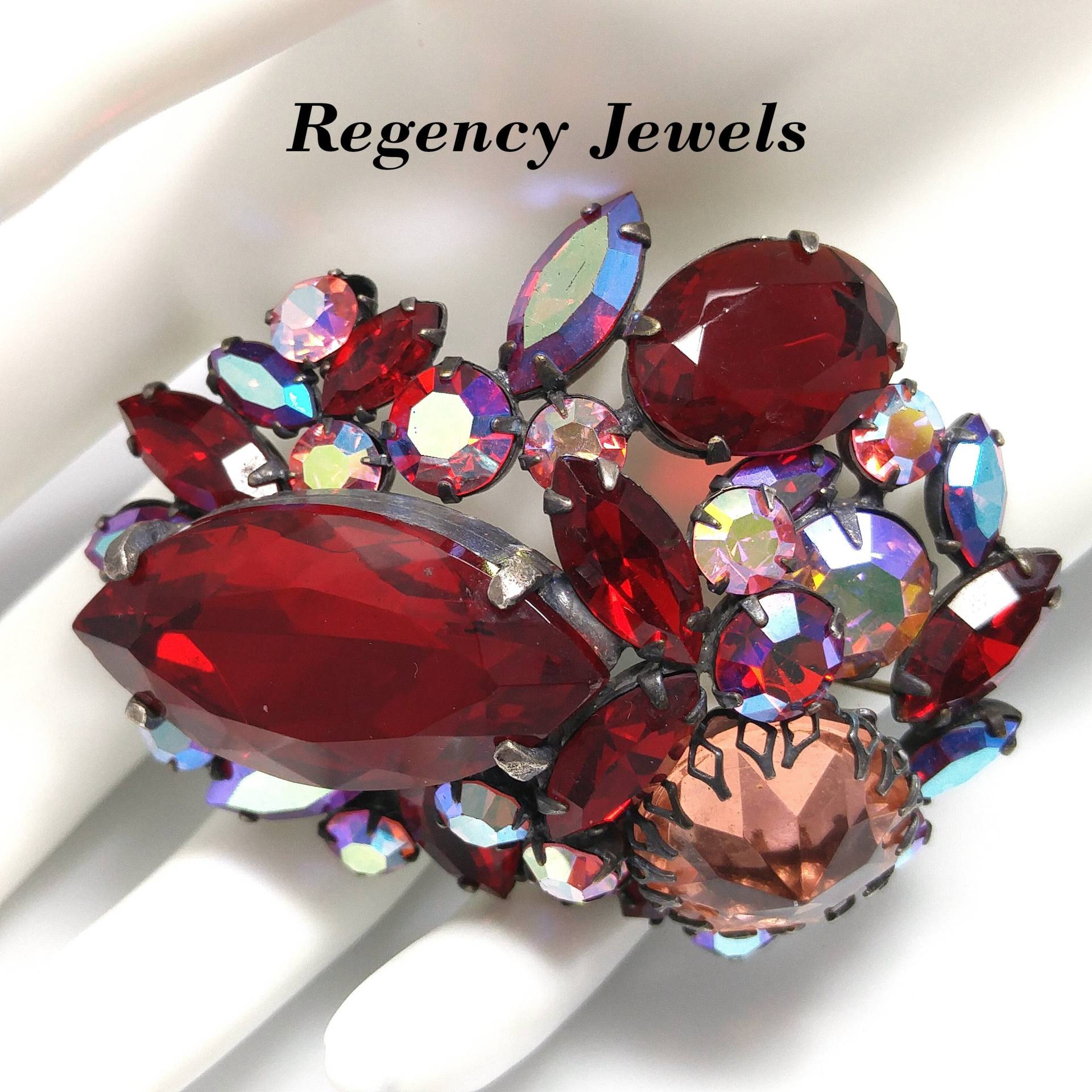Regency Jewels Rote Brosche, Aurora Borealis, 1950Er Jahre Vintage Schmuck von UncoveringVintage