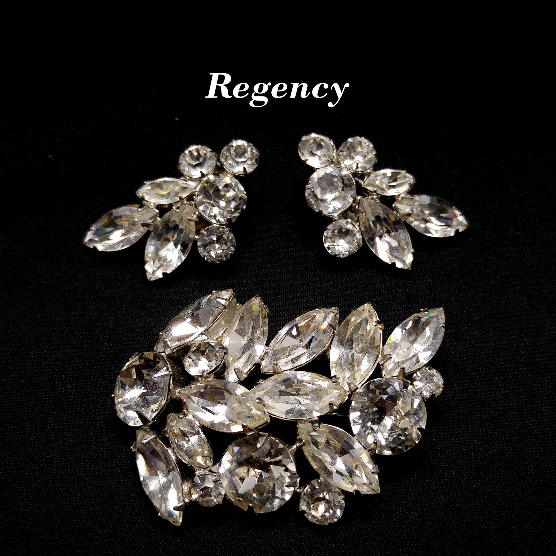 Regency Klare Strass Brosche & Ohrringe, Rhodiniert, 1950Er Jahre Vintage Schmuck von UncoveringVintage