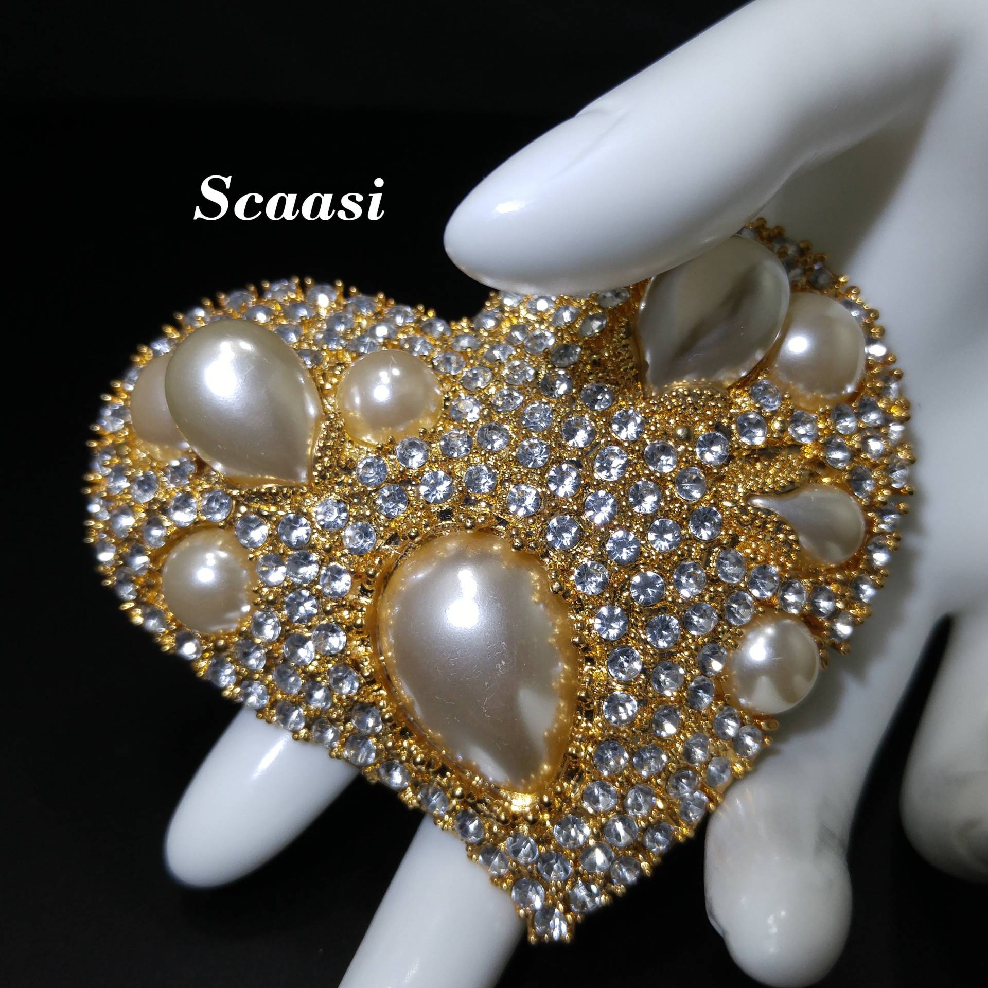 Scaasi Herz Faux Perle Brosche Anhänger, Designer Runway Schmuck, 1980Er Jahre Vintage Schmuck von UncoveringVintage