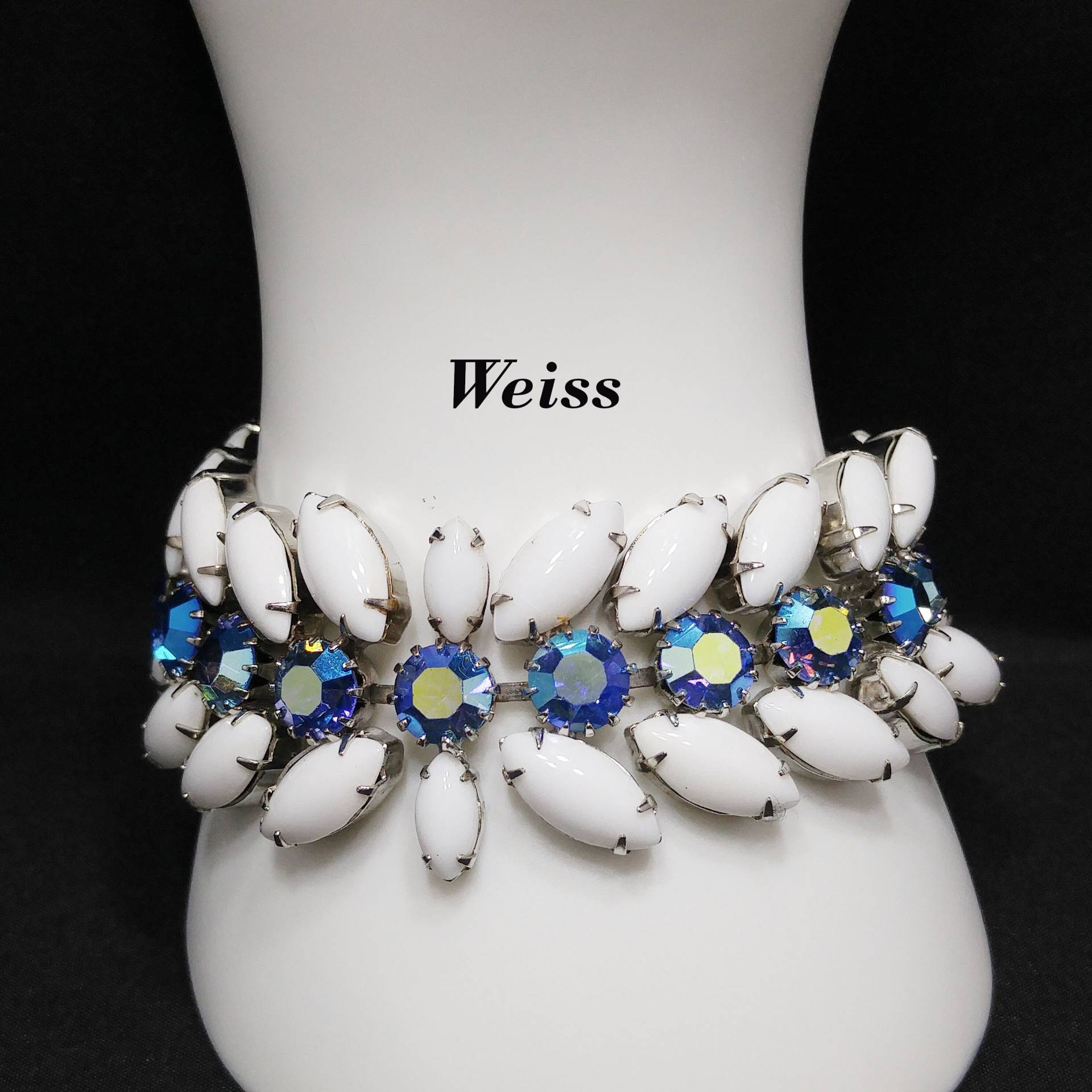 Weiss Blue Ab Strass Armband, Weiße Milchglas Cabochons, Rhodiniert, 1960Er Jahre Vintage Schmuck von UncoveringVintage