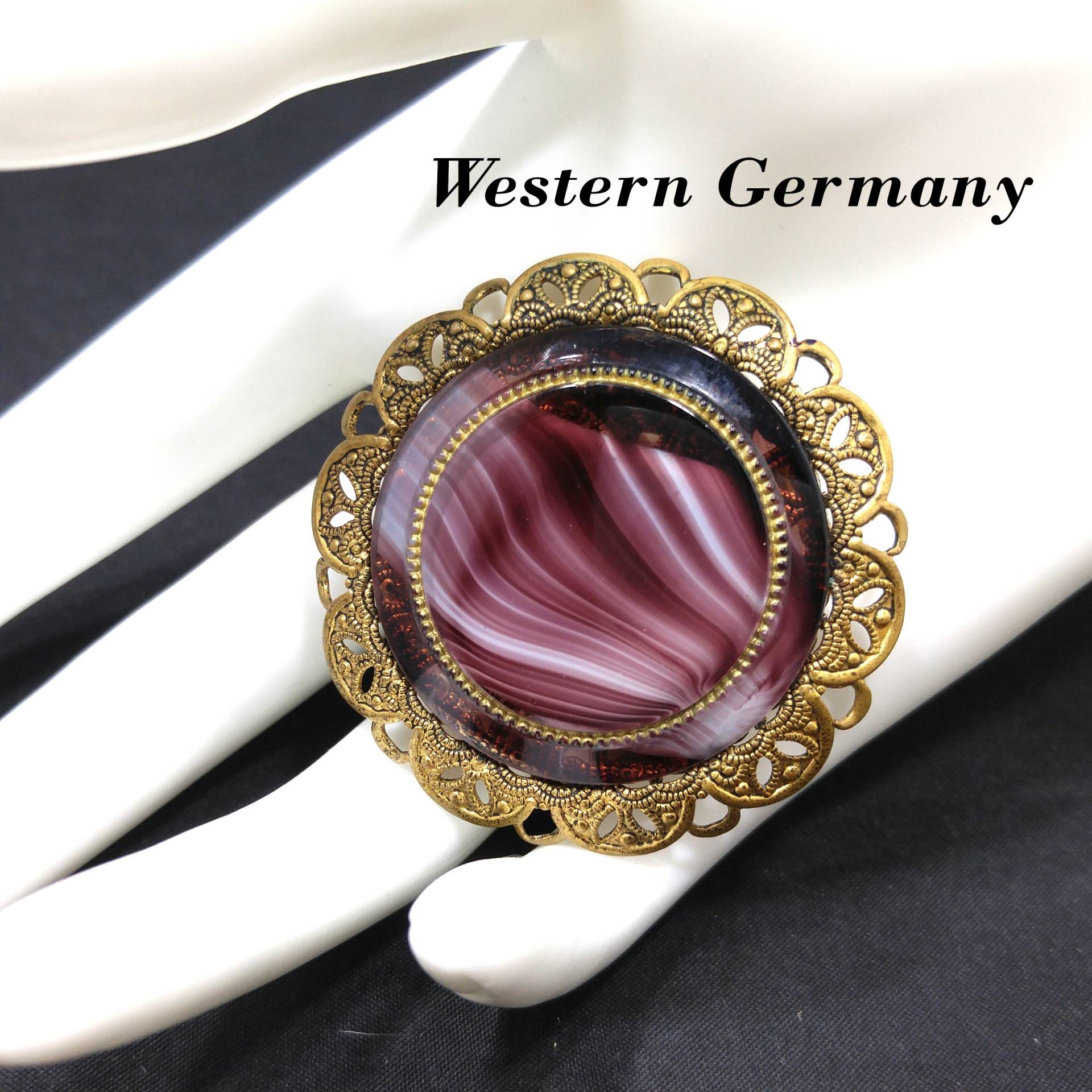 Western Germany Lila Kunst Glas Brosche, Filigraner Rahmen, 1950Er Jahre Vintage Schmuck von UncoveringVintage