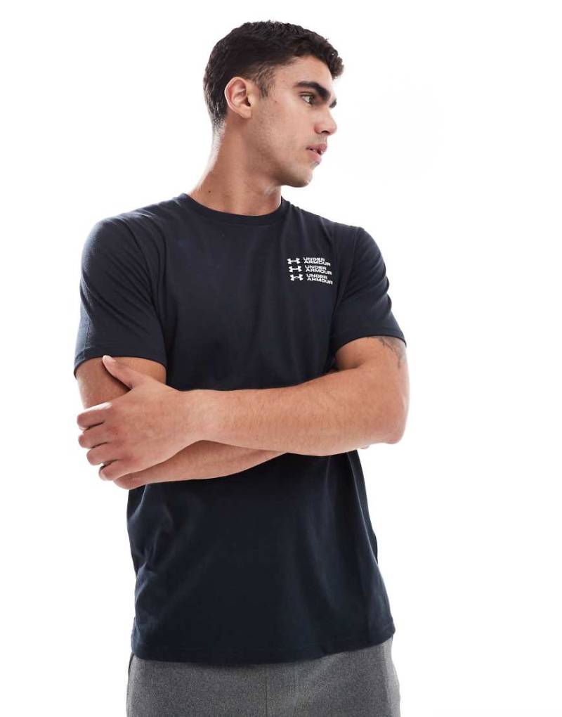 Under Armour - T-Shirt in Schwarz mit dreifachem Stapel-Logo auf der linken Brust von Under Armour