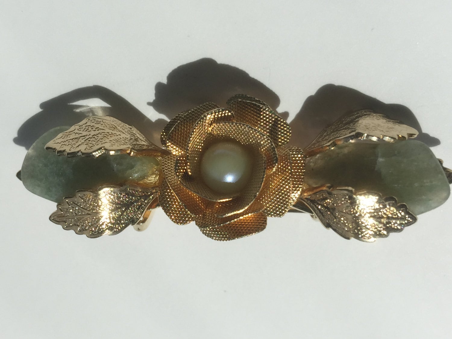 Vintage Grüne Jade Und Perle - Blumen Brosche Gold Pin von UnderGrandmasRainbow