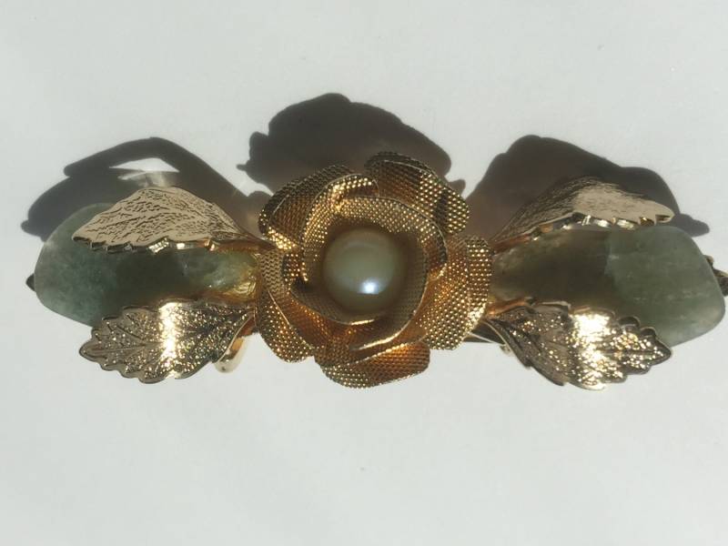 Vintage Grüne Jade Und Perle - Blumen Brosche Gold Pin von UnderGrandmasRainbow