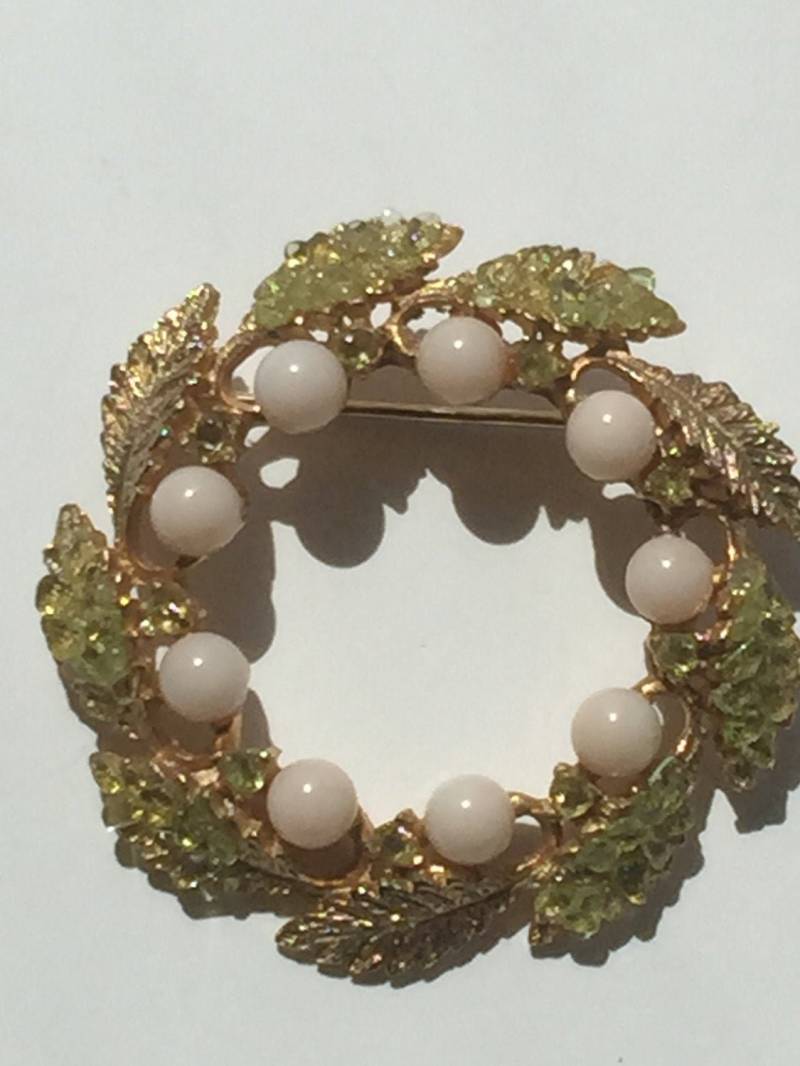 Vintage - Koralle Und Grüne Citrine Brosche Anstecknadel Blattgold von UnderGrandmasRainbow