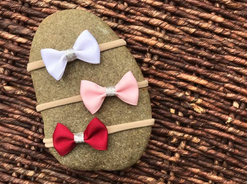 Kleine Band Schleife Stirnband - Nylon Großkorn Premie Baby Kleinkind Teen Weiß Rosa Rot, Weihnachten Valentinstag von UnderHisWingDesigns