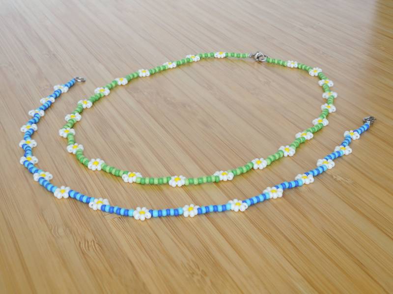 Grün-Weisse Oder Blaue-Weisse Perlenkette Mit Gänseblumen von UnderRainbowDesign