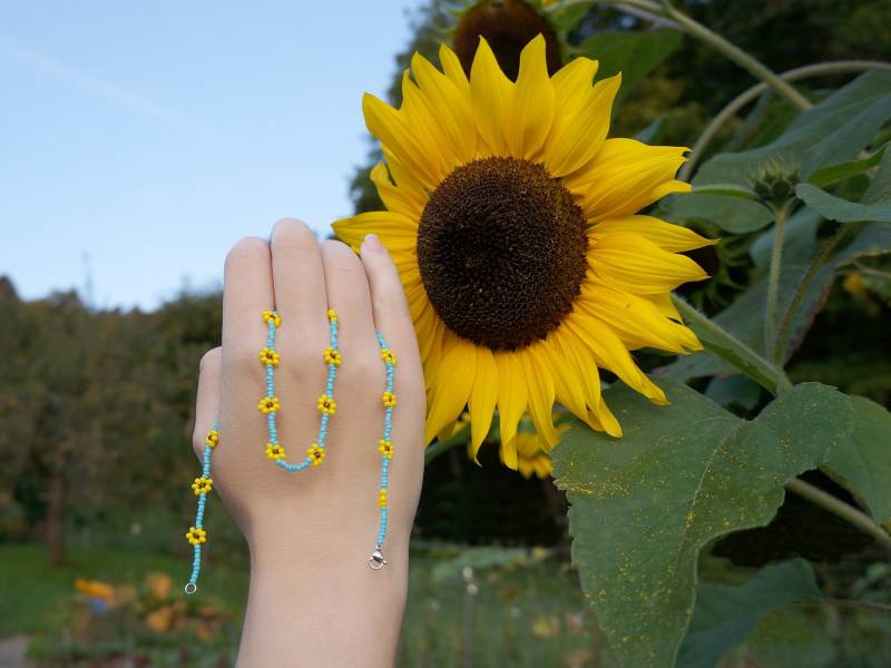 Handgemachte Sonnenblumen-Halskette Aus Glas Saatperlen - Blaue Perlenkette Mit Gelbem Sonnenblumen-Muster Begrenzter Vorrat Handgemachte Sonnenblumen-Halskette Aus Glas Saatperlen - Blaue Perlenkette Mit Gelbem Sonnenblumen-Muster Begrenzter Vorrat von UnderRainbowDesign