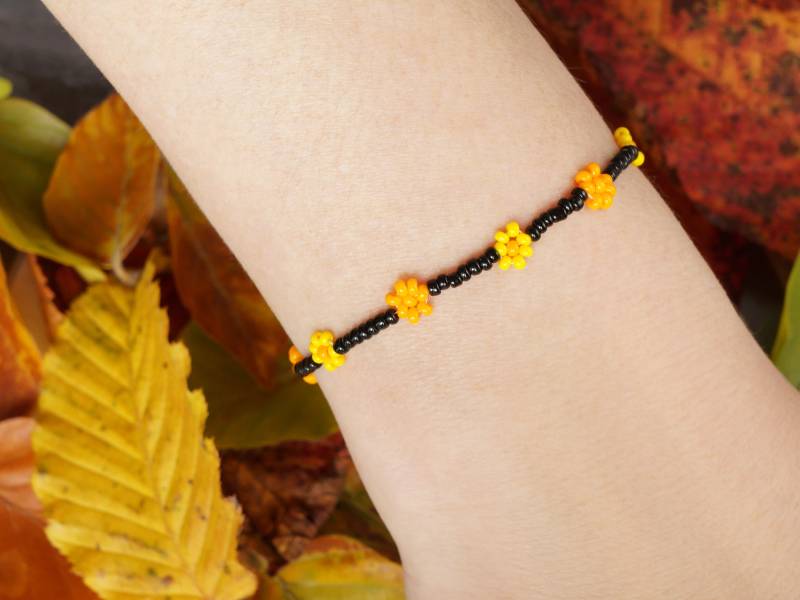 Orange Und Gelbe Blumen in Der Nacht - Armband Aus Glas Saatperlen von UnderRainbowDesign