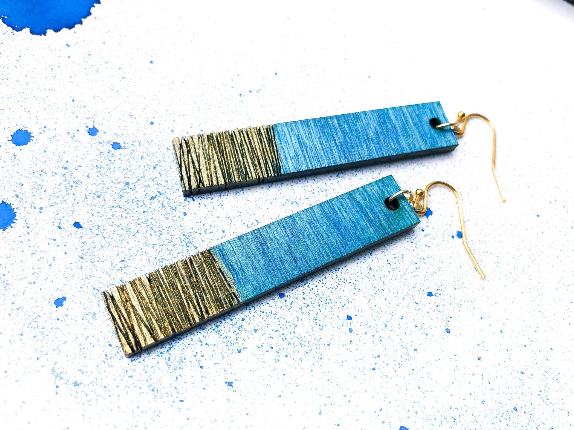 Blau Eingefärbte Holzohrringe, Lasergeschnitten Und Graviert, Mit Goldakzent Blau Eingefärbte Holzohrringe, Lasergeschnitten Und Graviert, Mit Goldakzent von UnderSpaciousClouds
