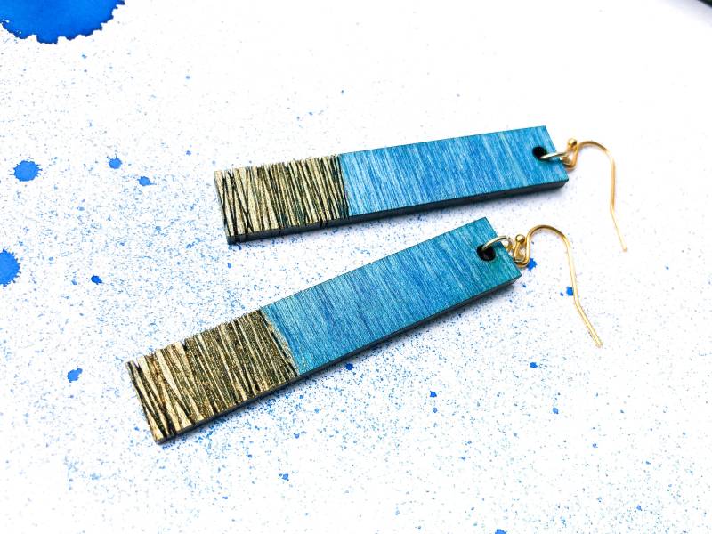 Blau Eingefärbte Holzohrringe, Lasergeschnitten Und Graviert, Mit Goldakzent Blau Eingefärbte Holzohrringe, Lasergeschnitten Und Graviert, Mit Goldakzent von UnderSpaciousClouds