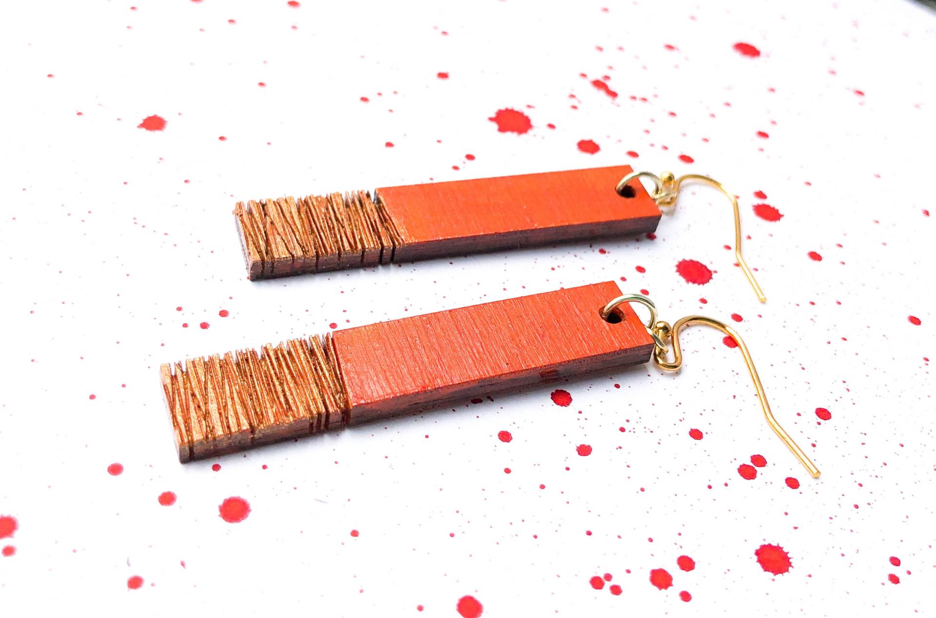 Orange Gebeizte Holzstangen-Ohrringe, Lasergraviert, Mit Goldakzent, 6, 5 cm Tropfenlänge Orange Gebeizte Holzstangen-Ohrringe, Lasergraviert, Mit Goldakzent, 6, 5 cm Tropfenlänge von UnderSpaciousClouds
