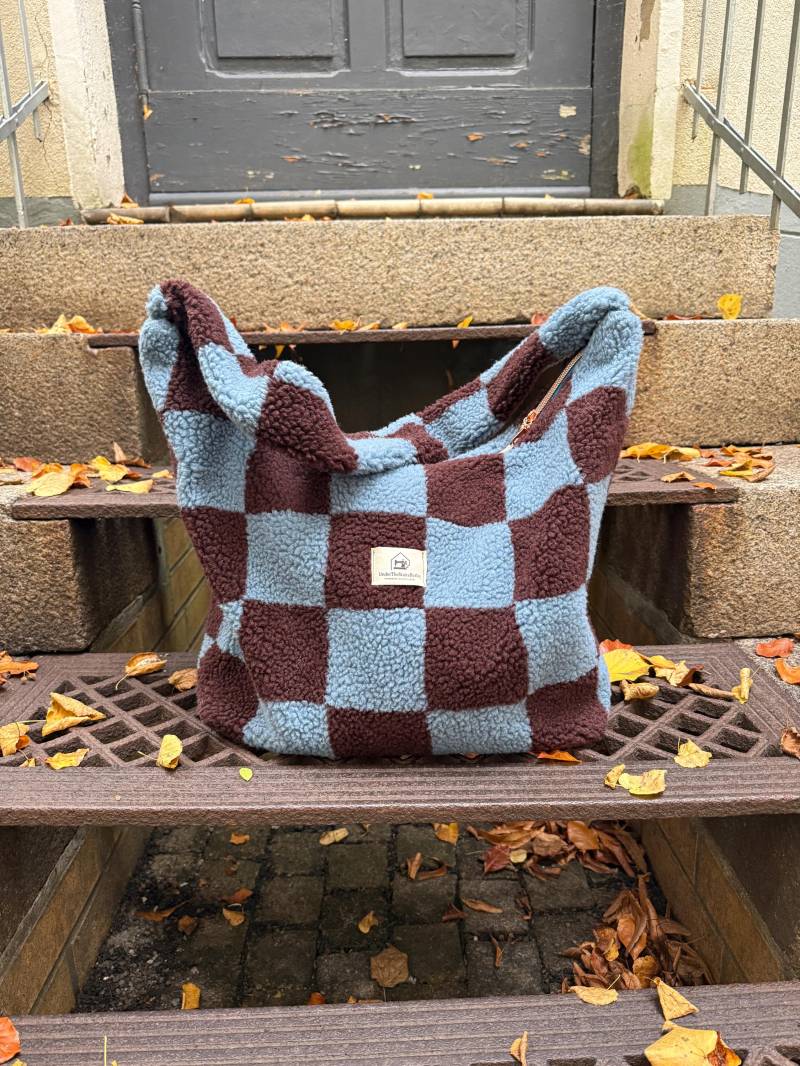 Karo Schultertasche Aus Sherpa Umhängetasche Messengerbag - Handmade Bag By Underthestairsberlin von UnderTheStairsBerlin
