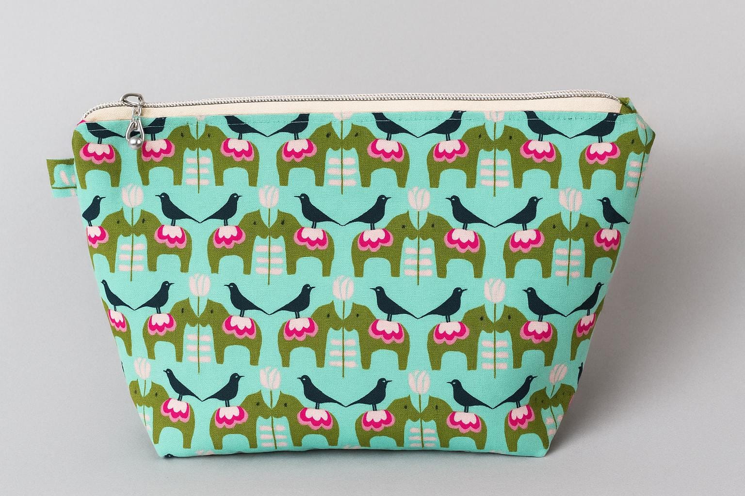 Kosmetiktasche Projekttasche „Dalarna" - Eyecatcher Mit Dala Pferdchen Travelbag Nessecaire von UnderTheStairsBerlin