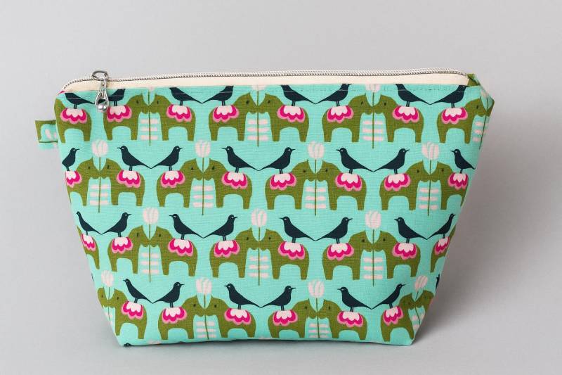 Kosmetiktasche Projekttasche „Dalarna" - Eyecatcher Mit Dala Pferdchen Travelbag Nessecaire von UnderTheStairsBerlin