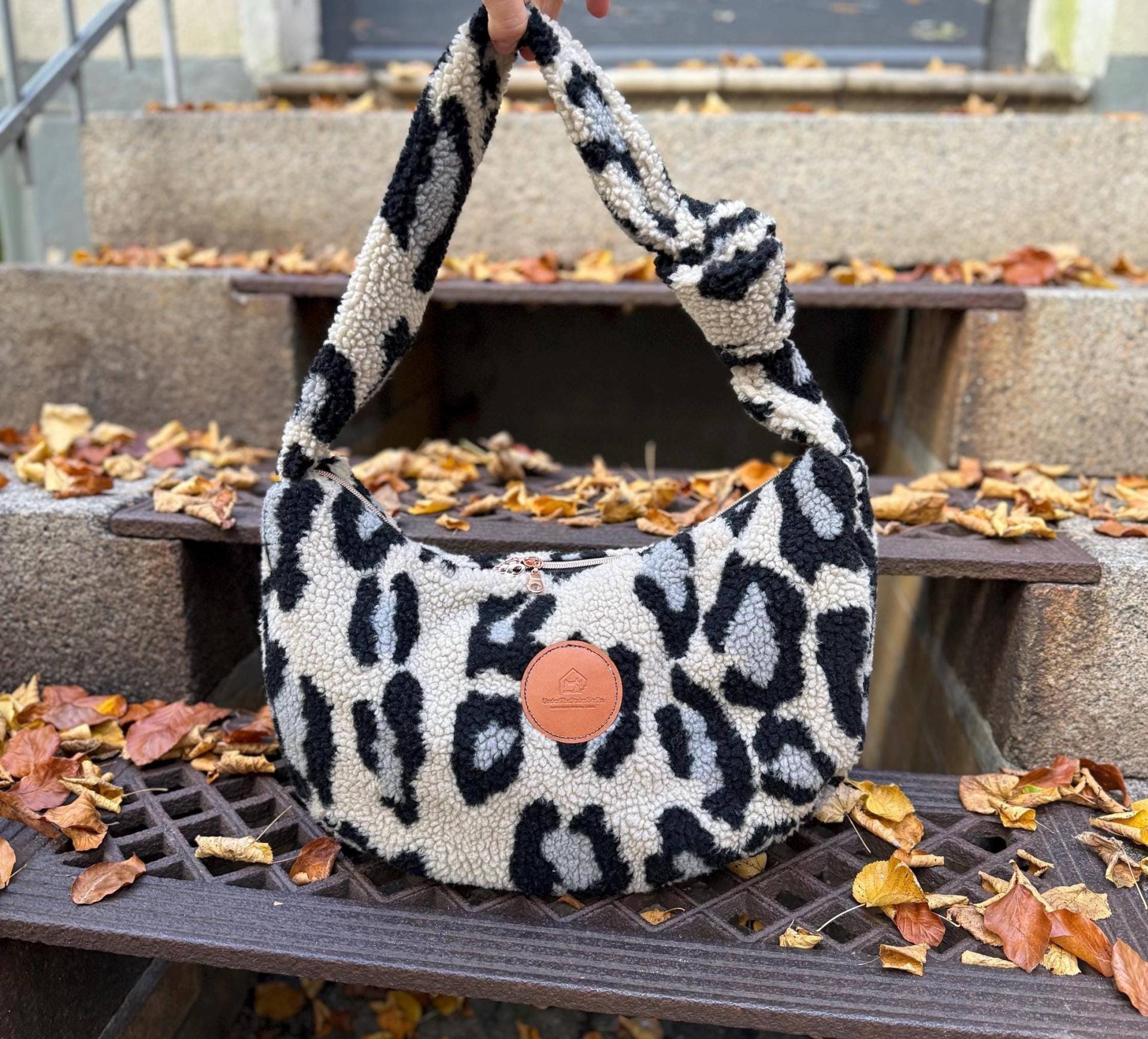 Leopardentasche Aus Teddyfell | Kuschelige Schultertasche Handmade in Berlin Felltasche Wintertasche Underthestairsberlin Moonbag von UnderTheStairsBerlin