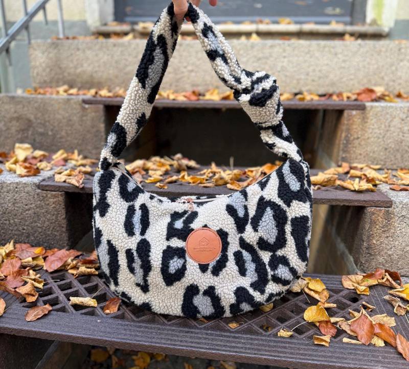 Leopardentasche Aus Teddyfell | Kuschelige Schultertasche Handmade in Berlin Felltasche Wintertasche Underthestairsberlin Moonbag von UnderTheStairsBerlin