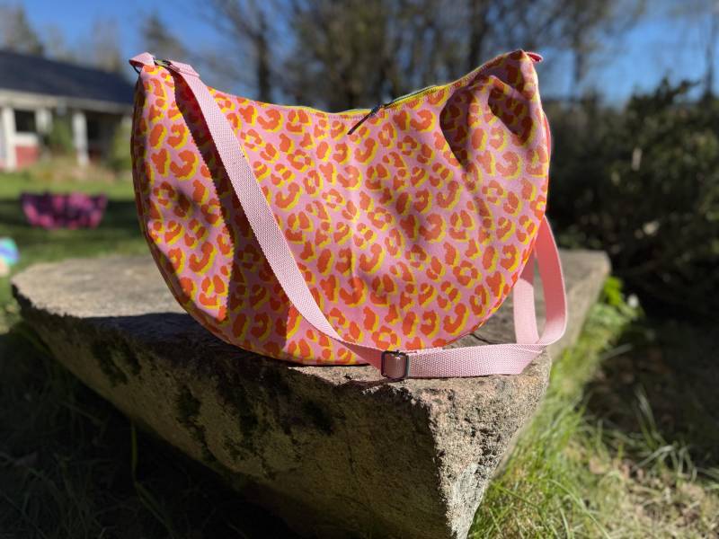 Moonbag Bananabag Umhängetasche Leo Veganes Leder Unikat Rainbow Xl Orange Pink von UnderTheStairsBerlin