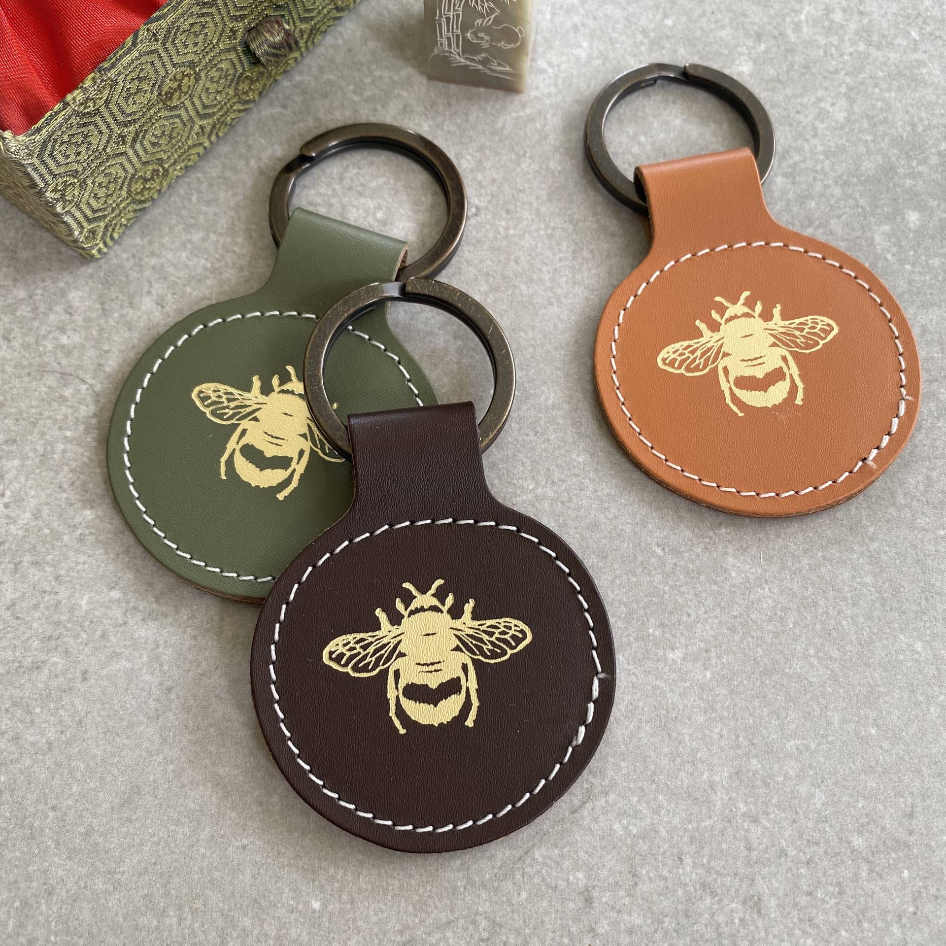 Gold Bee Elegance Runder Schlüsselring Aus Recyceltem Leder Gold Bee Elegance Runder Schlüsselring Aus Recyceltem Leder von UndercoverUK